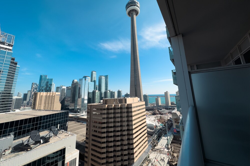 Luxury 2 Beds with Lakeview near CN Tower, Scotia Arena, Rogers Centre, Island