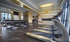 Fitness facility - Luxury 2 Beds with Lakeview near CN Tower, Scotia Arena & FREE PRIVATE PARKING (Toronto)