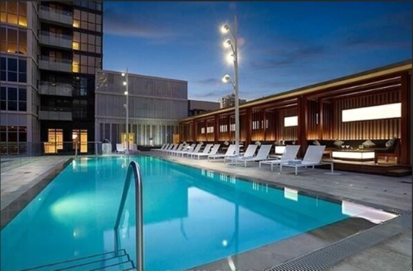 Indoor pool, outdoor pool - Luxury 2 Beds with Lakeview near CN Tower, Scotia Arena & FREE PRIVATE PARKING (Toronto)