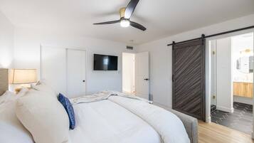 4 habitaciones, escritorio y tabla de planchar con plancha