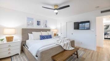 4 habitaciones, escritorio y tabla de planchar con plancha