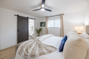 4 bedrooms, desk, iron/ironing board, travel crib - Urban ASU Dreamland with Heated Pool and 3 Baths! (Tempe)