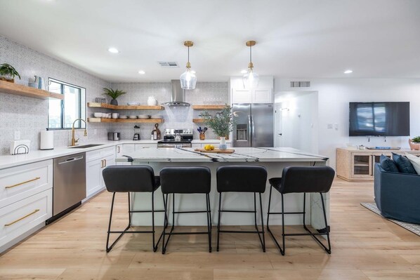 Fridge, microwave, oven, stovetop - Urban ASU Dreamland with Heated Pool and 3 Baths! (Tempe)