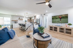 Smart-TV, Kamin, Videospiele, Tischtennisplatte