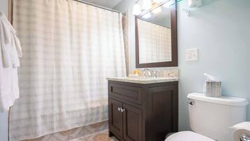 Een douche, een haardroger, handdoeken