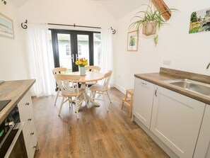 Refrigerador, lavavajillas, tetera/pava eléctrica, tostadora