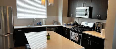 Refrigerador, microondas, horno y parrilla de estufa