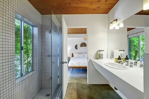 Hair dryer, towels, soap, shampoo - Sol House - Midcentury, Pool & Spa, Views! (Palm Springs)