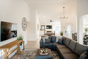 TV, fireplace, video games - Palmeras- Pool, Views, Game Room (Indian Wells)