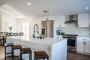 Refrigerador, microondas, horno y parrilla de estufa 