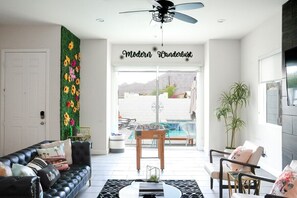 Fernseher, Kamin, Videospiele, Tischfußball