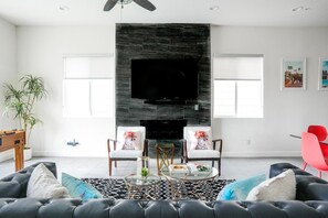 Fernseher, Kamin, Videospiele, Tischfußball