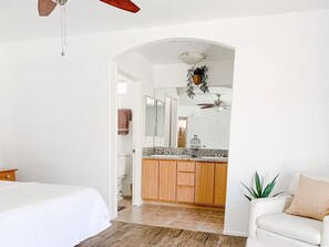 3 bedrooms, desk, iron/ironing board, free WiFi