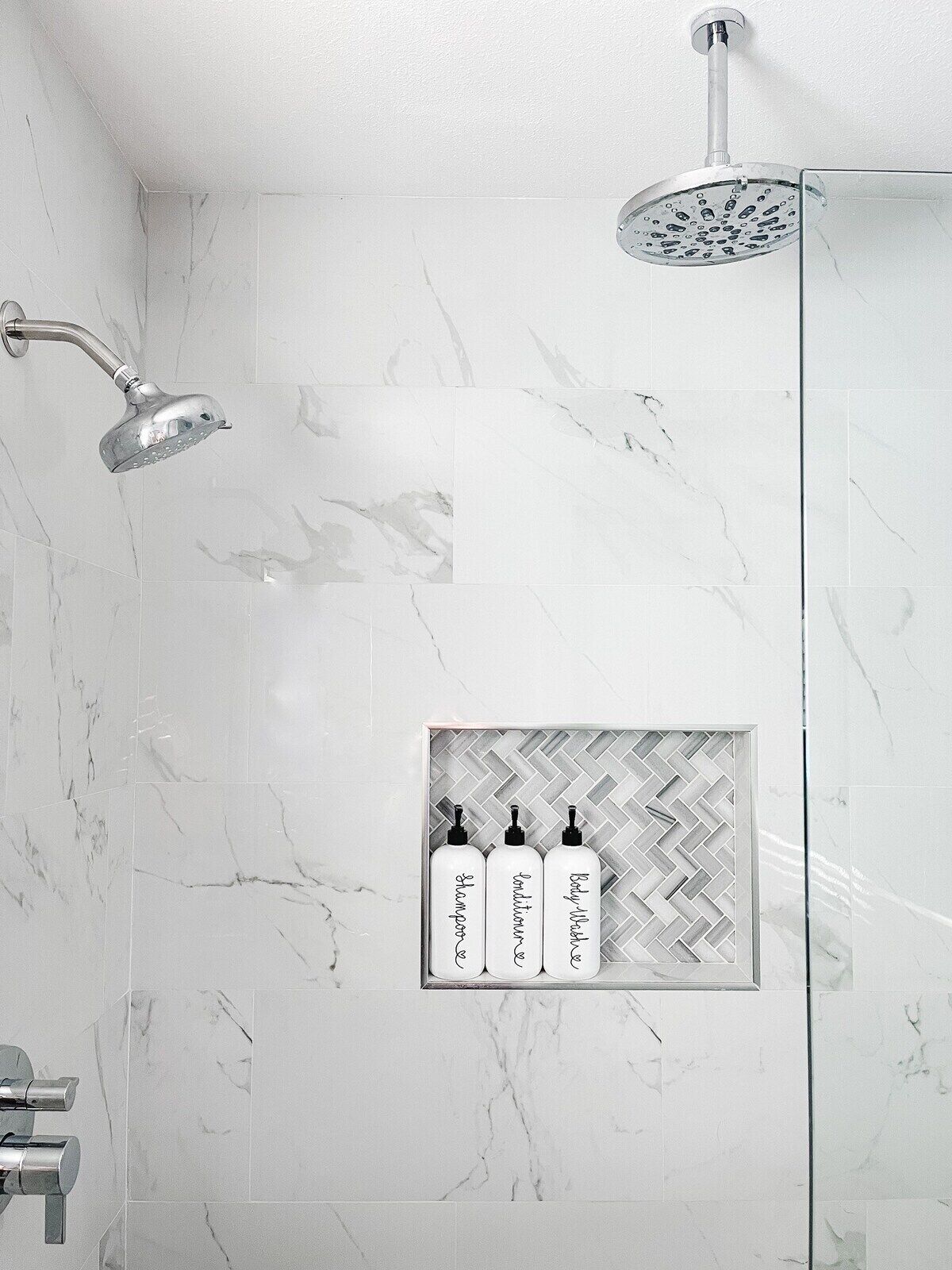 Ein Badezimmer mit Dusche, Toilette und einem Ablagefach für Pflegeprodukte.