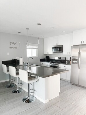 Frigorifero, microonde, forno, piano cottura