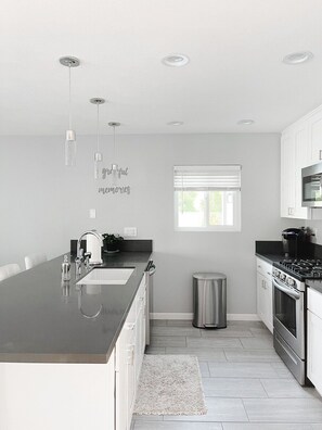 Fridge, microwave, oven, stovetop - Hermosa Vista - Large Pool, Fire Pit, Scenic Views (Palm Springs)