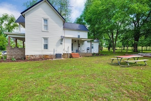 Outdoor dining - Spacious Missouri Vacation Rental w/ Fire Pit! (Greenfield)