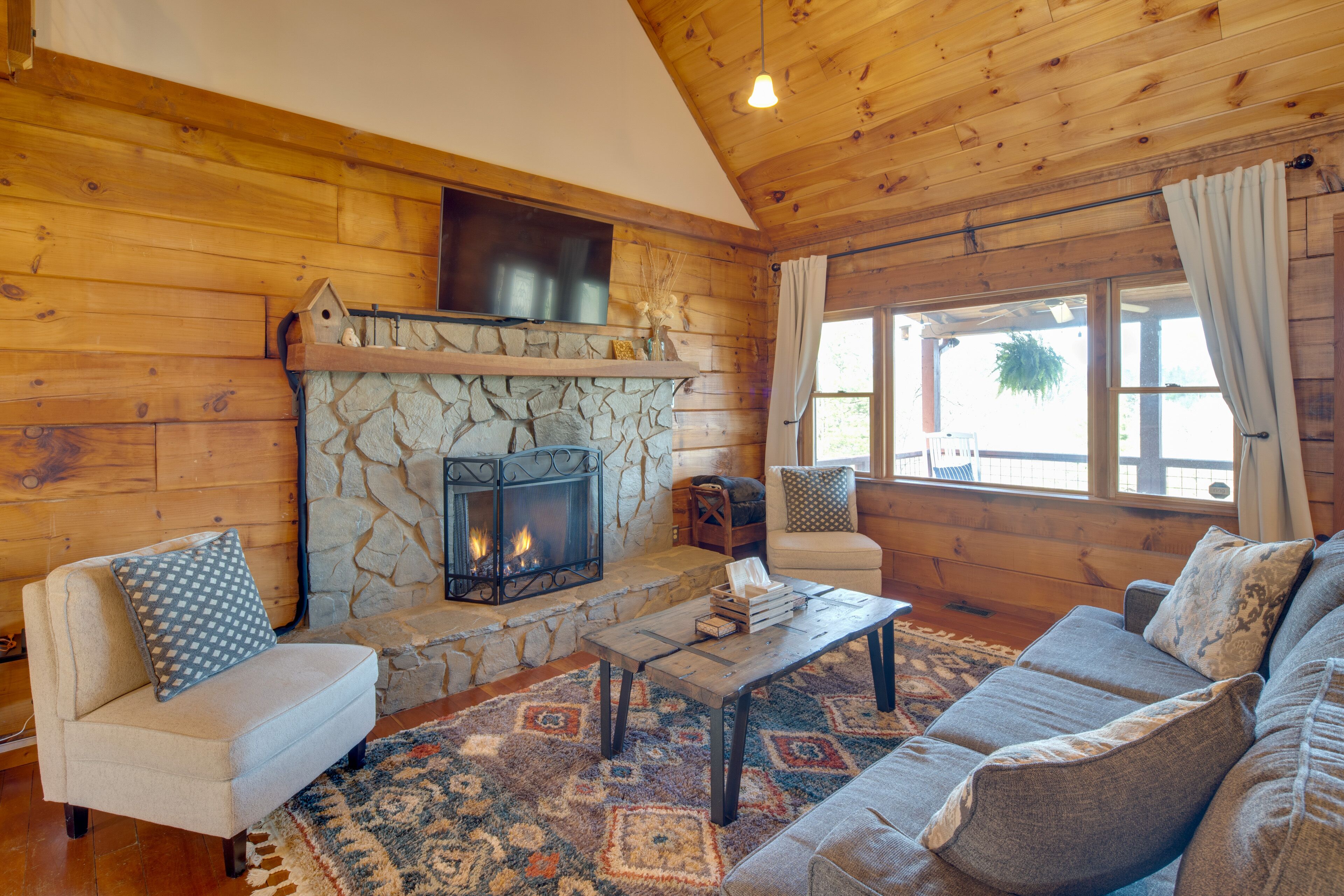 Saluda Cabin Retreat w/ Stunning Mountain Views!