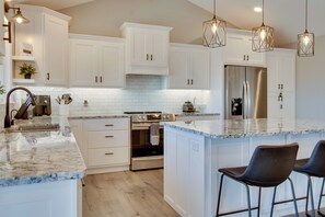 Fridge, microwave, stovetop, dishwasher - Beautiful Lakeview Home: Near Bull Shoals Lake! (Lakeview)
