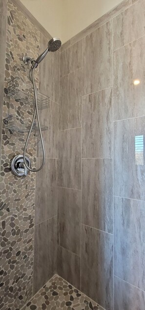 Dusche, Whirlpool, Haartrockner, Handtücher