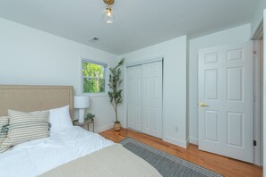 2 Schlafzimmer, Schreibtisch, Bügeleisen/Bügelbrett, Reisekinderbett