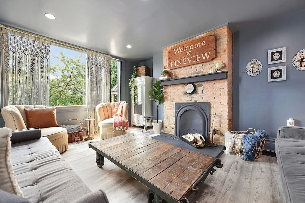 Cozy Retreat, Above the city!