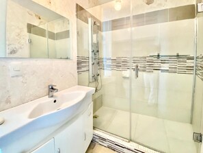 Apartment, 2 Katil Ratu (Queen) | Bilik Mandi | Pancuran mandi, tuala disediakan 
