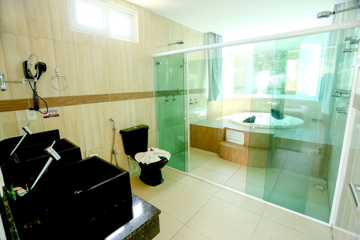 Un baño moderno con ducha de vidrio, inodoro y lavamanos.