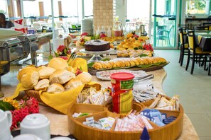 Daily buffet breakfast for a fee - Pousada Jirituba (Barra de Santo Antonio)
