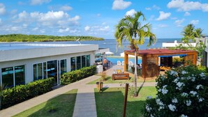 A resort with a pool area, outdoor seating, and a view of the ocean. - Pousada Jirituba (Barra de Santo Antonio)