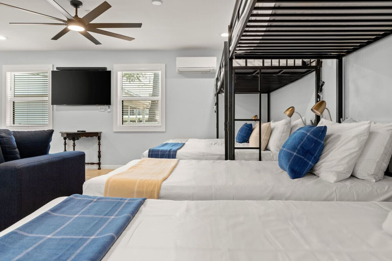 5 bedrooms, desk, iron/ironing board, WiFi