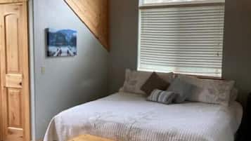 3 makuuhuonetta, työpöytä, silitysrauta/-lauta, vauvan matkasänky