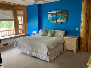 3 bedrooms, desk, iron/ironing board, travel crib