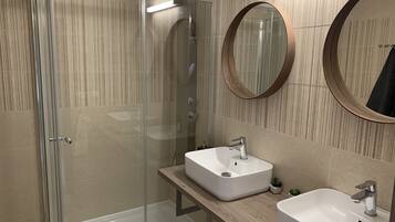 Bruser, hårtørrer, hjemmesko, håndklæder