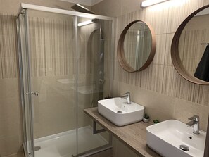 Dusche, Haartrockner, Hausschuhe, Handtücher