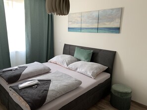 2 bedrooms, desk, soundproofing, free WiFi