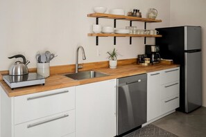 Geladeira, micro-ondas, fogão, cooktop
