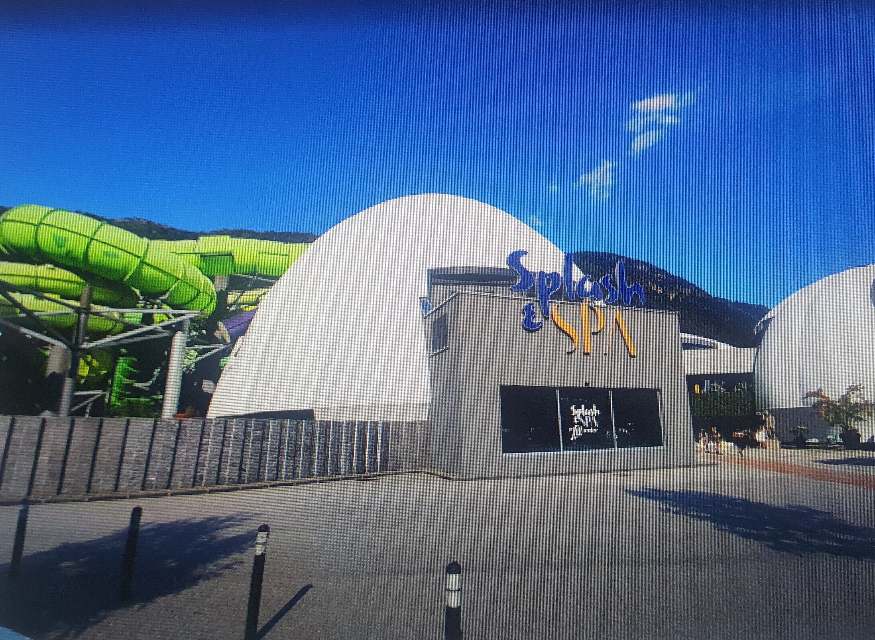 Un bâtiment sur lequel est apposée une grande enseigne indiquant « Splash & Spa ».