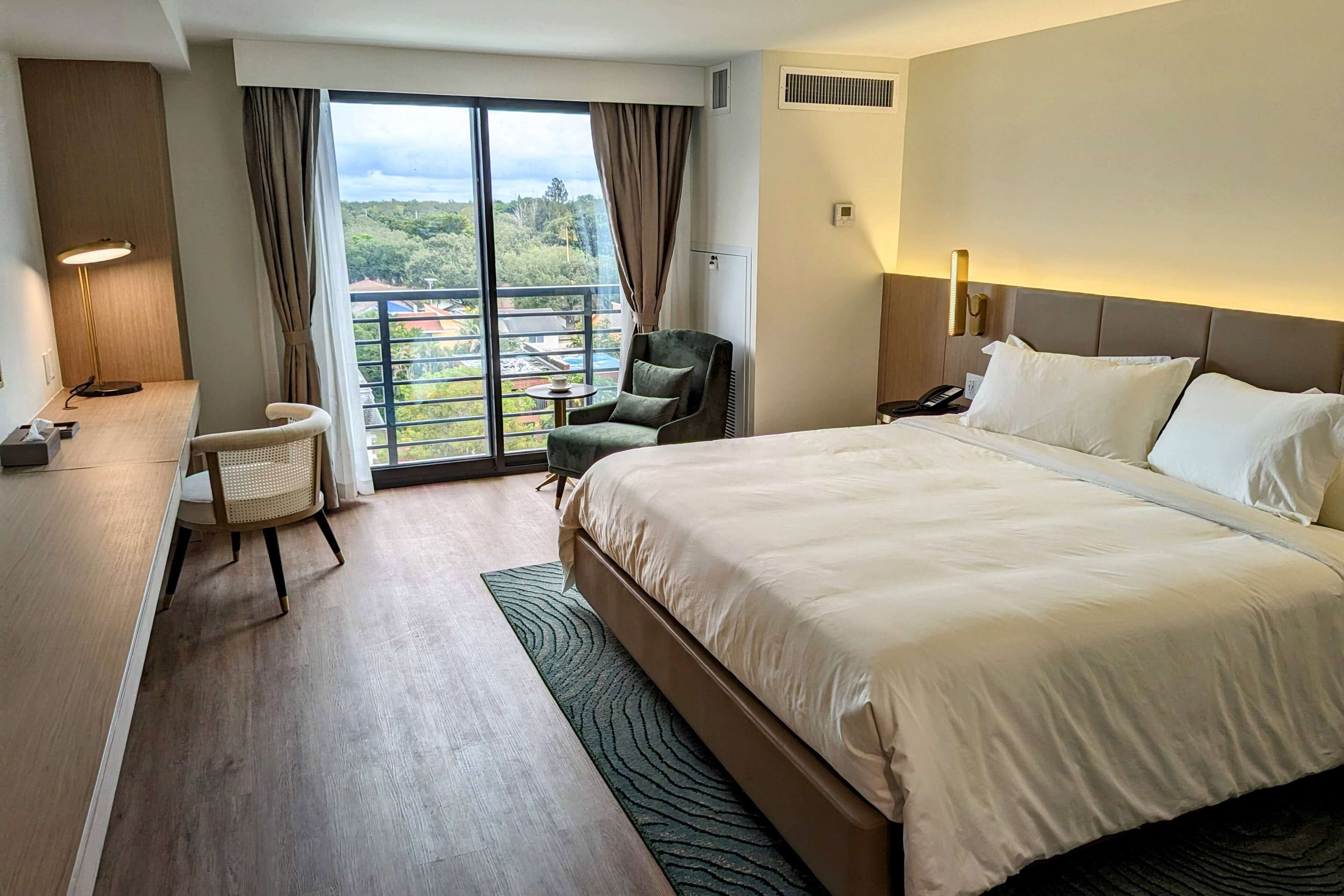 Ropa de cama de alta calidad y caja de seguridad en la habitación 