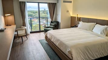 Ropa de cama de alta calidad y caja de seguridad en la habitación