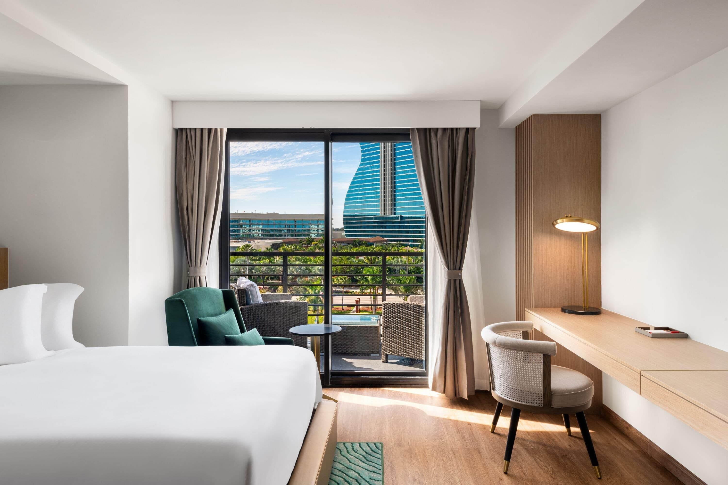 Premium bedding, in-room safe, desk, laptop workspace