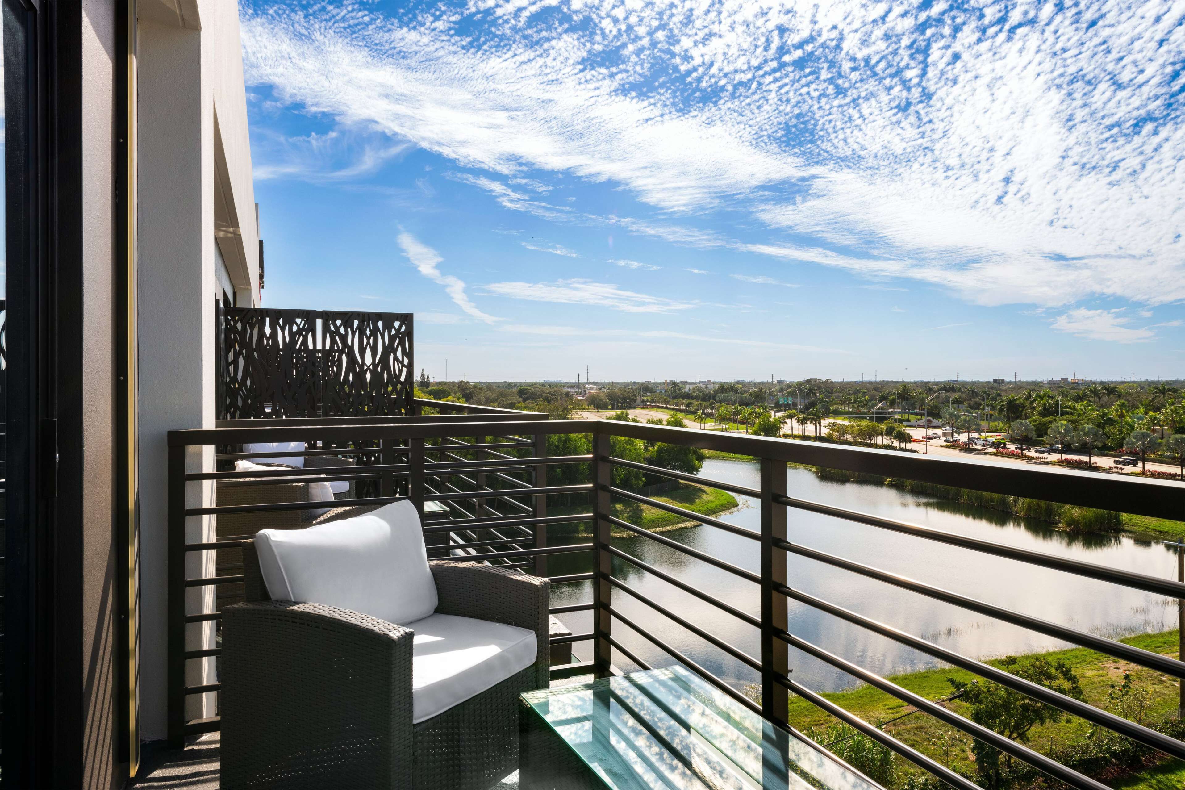 Ropa de cama de alta calidad y caja de seguridad en la habitación 