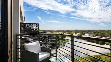 Ropa de cama de alta calidad y caja de seguridad en la habitación