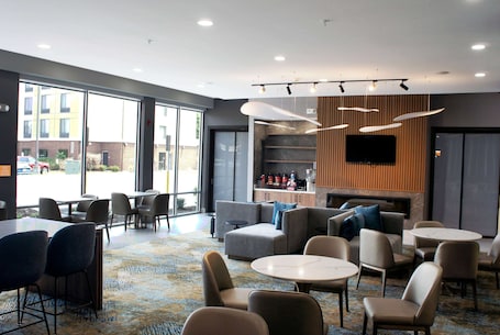Lobby. La Quinta Inn & Suites by Wyndham Manchester / Arnold AFB