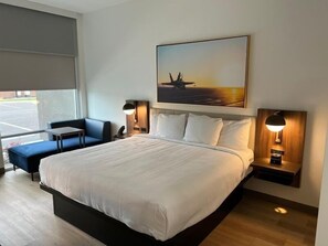 In-room safe, blackout curtains, iron/ironing board - La Quinta Inn & Suites by Wyndham Manchester / Arnold AFB (Manchester)