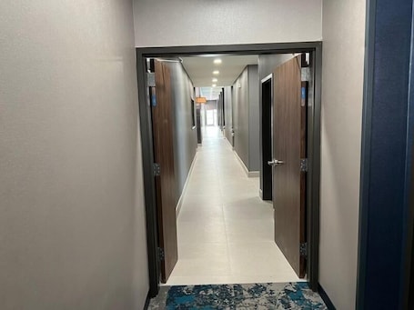 Hallway. La Quinta Inn & Suites by Wyndham Manchester / Arnold AFB