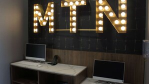 Un escritorio con dos monitores, un teclado y un ratón.