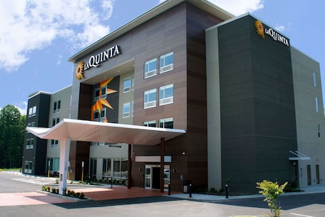 Exterior. La Quinta Inn & Suites by Wyndham Manchester / Arnold AFB