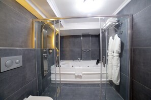 Suíte, 1 cama King, banheira de hidromassagem | Banheiro | Chuveiro, chuveiro com efeito de chuva, secador de cabelo, chinelos