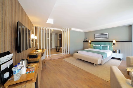 Suite, 1 King Bed, Jetted Tub | Premium bedding, minibar, in-room safe, desk